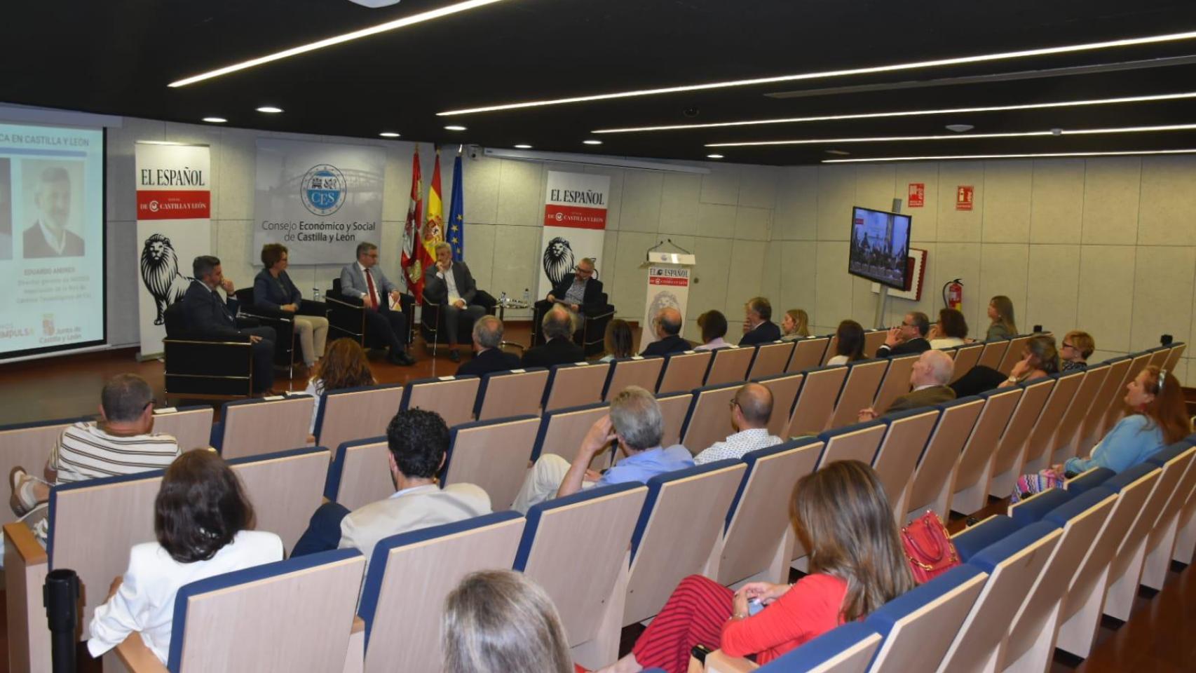 Imagen de la mesa redonda 'Centros de Investigación e Innovación Tecnológica en Castilla y León', con la participación de Jorge Ordás Alonso, Mar Siles Lucas, Sergio Sanz Hernando y Eduardo Andrés  Martínez, con la moderación de Jesús Ignacio Fernández