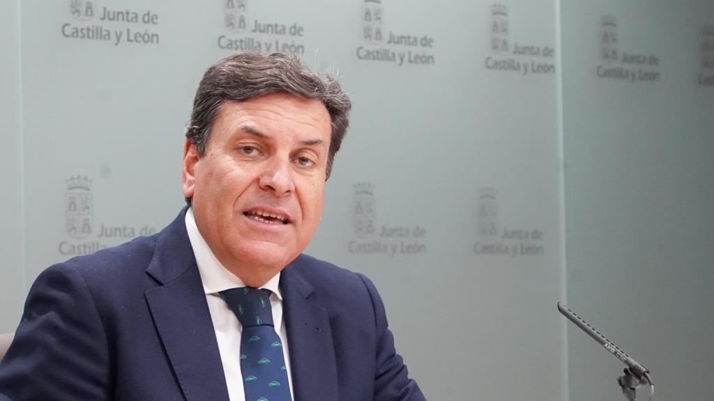 El consejero de Economía y Hacienda y portavoz, Carlos Fernández Carriedo, comparece en rueda de prensa posterior al Consejo de Gobierno.