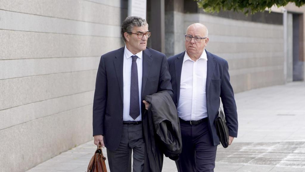 Alfonso Centeno, a la derecha, a su llegada a la Audiencia de Valladolid