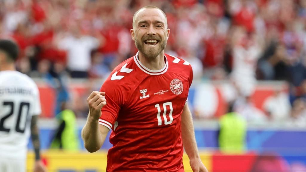Christian Eriksen celebra su gol ante Eslovenia.