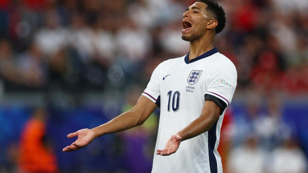 Jude Bellingham protesta una acción en el partido ante Dinamarca.