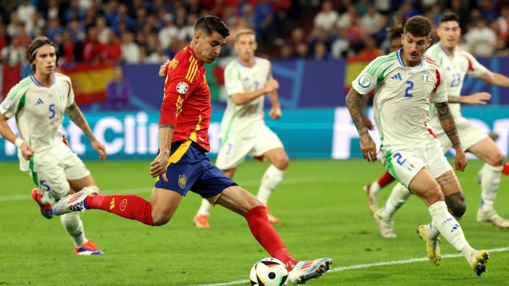 Morata dispara a portería durante el partido ante Italia.