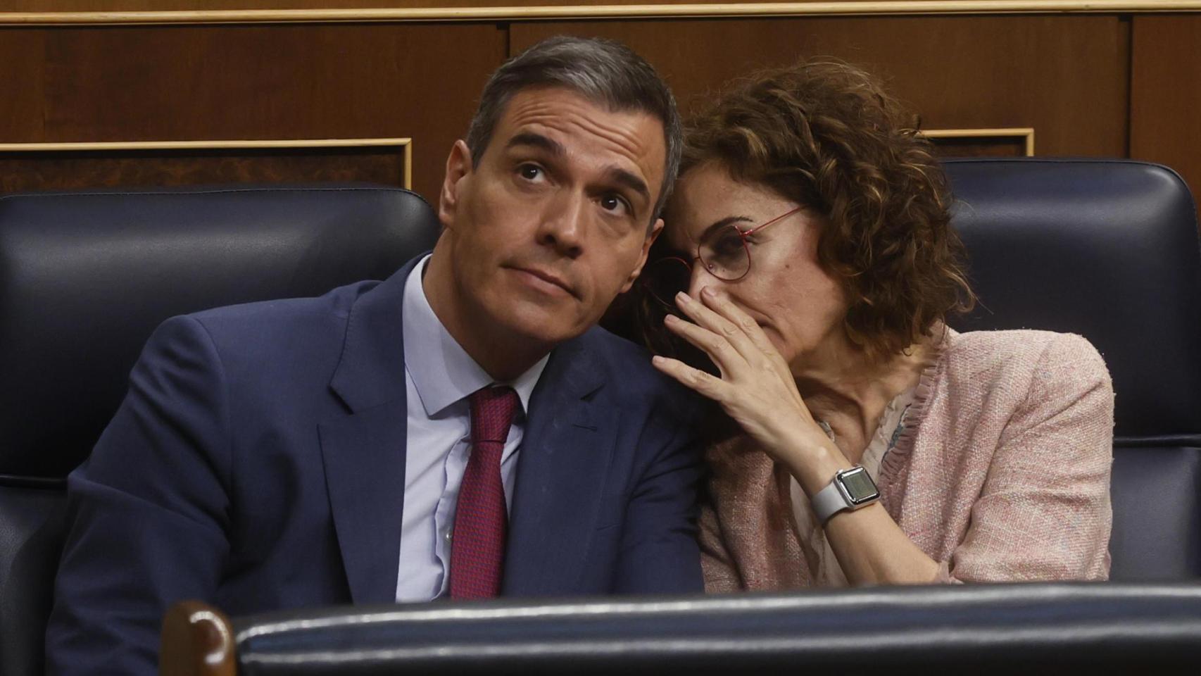 El presidente del Gobierno, Pedro Sánchez, conversa con la vicepresidenta primera y ministra de Hacienda, María Jesús Montero, durante el pleno del Congreso de los Diputados del jueves.