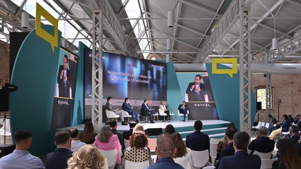 Imagen de la mesa redonda 'Respondiendo a los retos del futuro de la conectividad' celebrada en DigitalES Summit.
