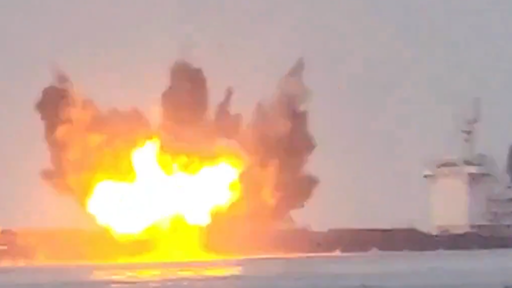 El buque griego siendo atacado por los hutíes.