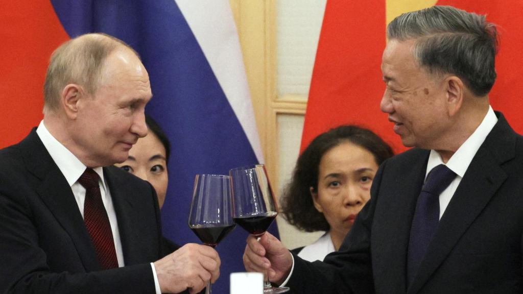 Vladímir Putin brinda con el presidente de Vietnam, To Lam, durante su visita a Hanói este jueves.