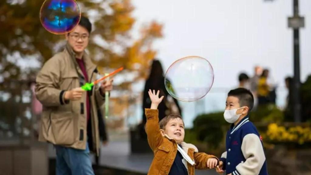 Niños jugando en un parque en Seúl.
