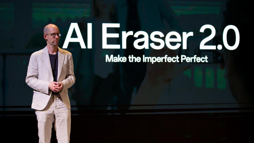 Arne Herkelman presentando algunas de las funciones con IA de los Reno12