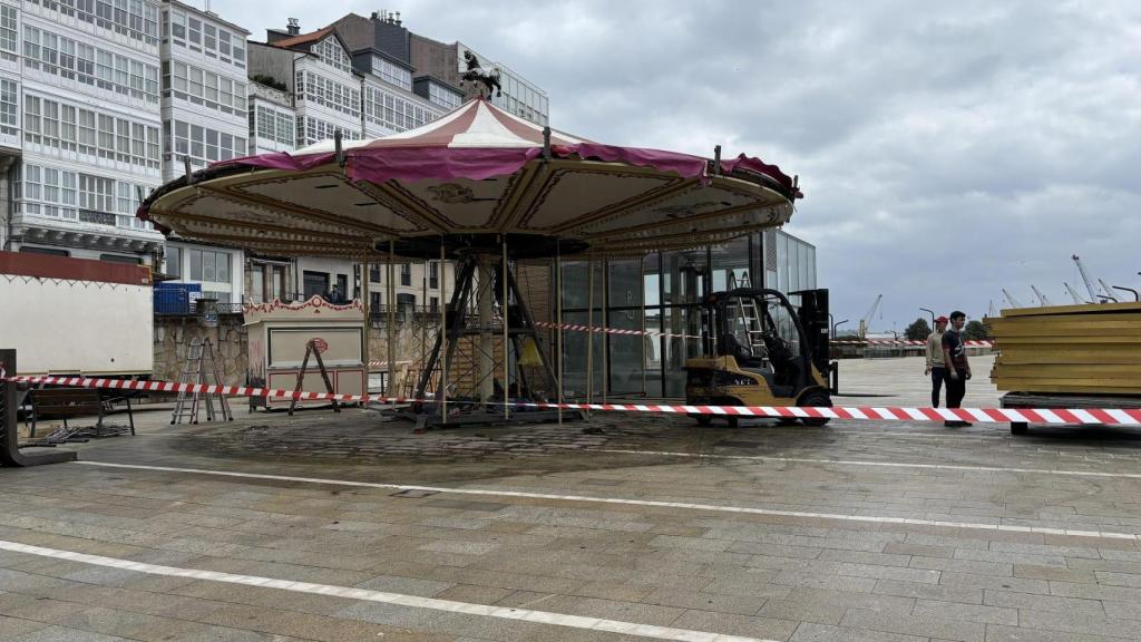 Desmontan el carrusel de O Parrote en A Coruña.