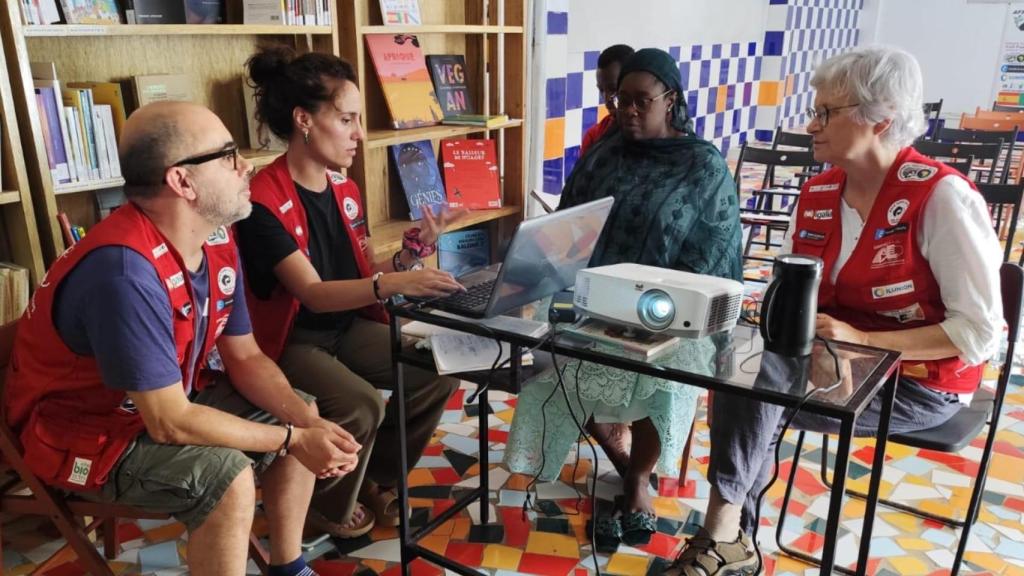 Profesionales de la Sagrada Familia, en A Coruña, impulsan una biblioteca en Senegal