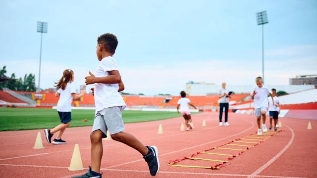 Niños haciendo deporte