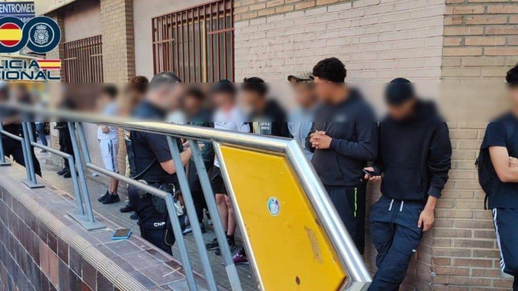 Los adolescentes que la Policía Nacional arrestó en Valencia, este martes, tras quedar para pegarse.