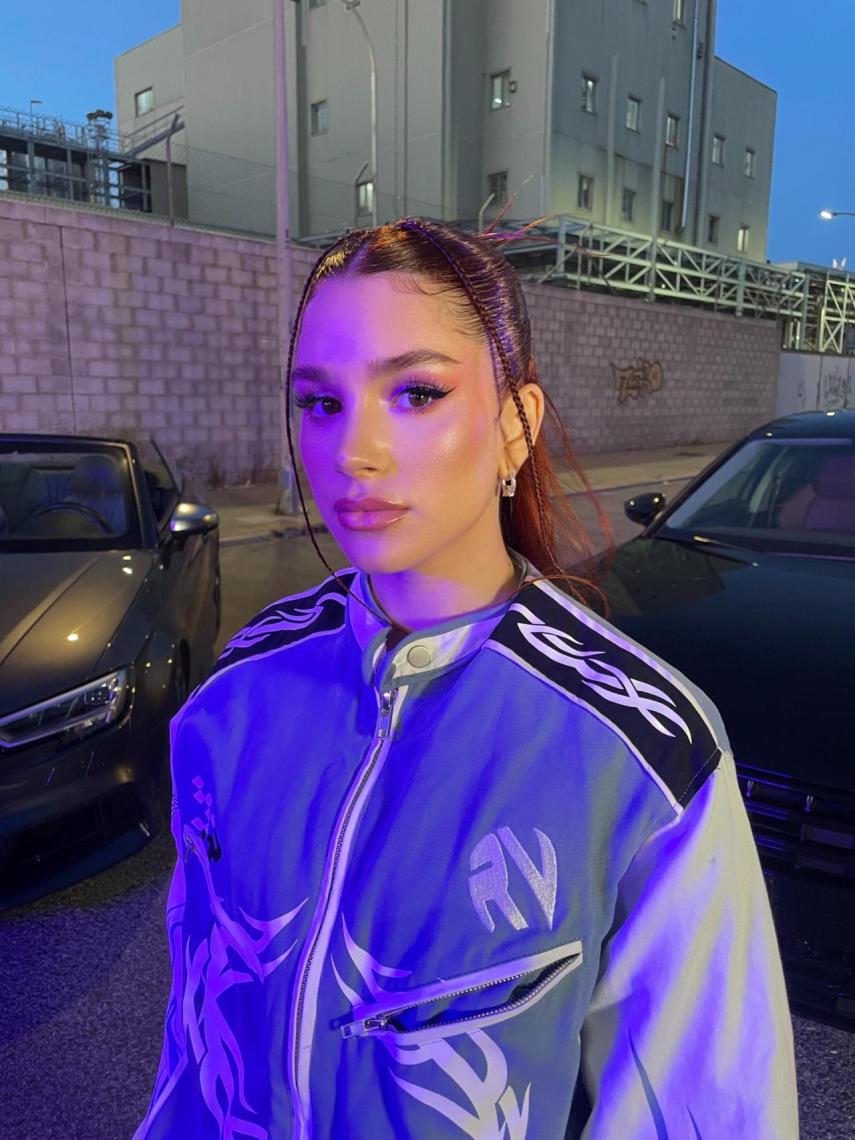 Marina Daza, con el vestuario de su videoclip en Luces Moradas.