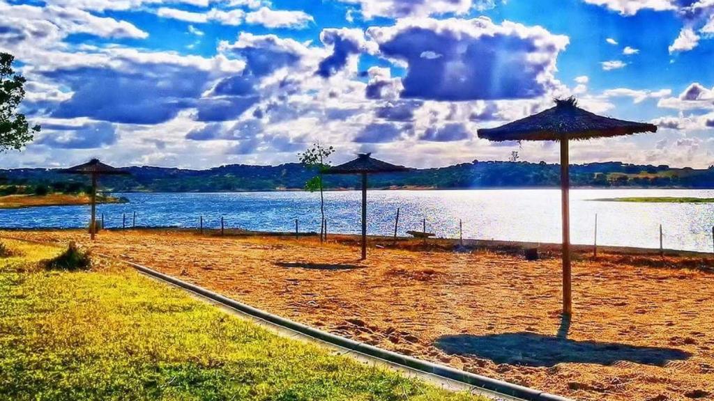 Una de las vistas más espectaculares de la playa de Cheles, en Badajoz.