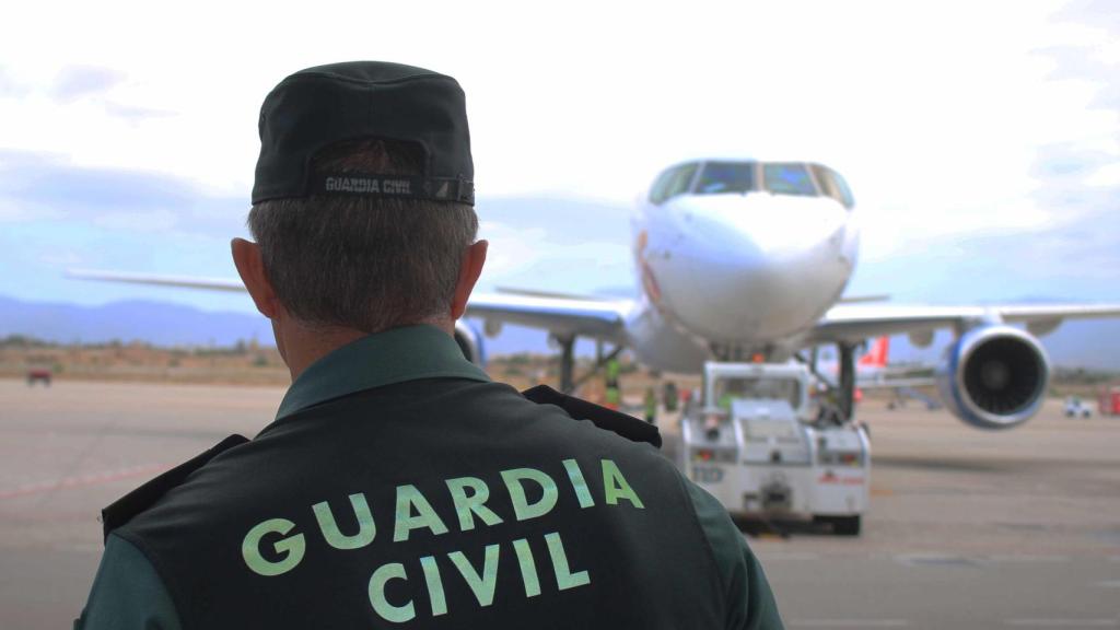Agente de la Guardia Civil en un aeropuerto