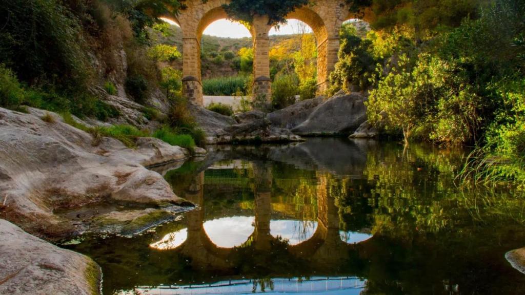 El Pou Clar esta a una hora del centro de Valencia.