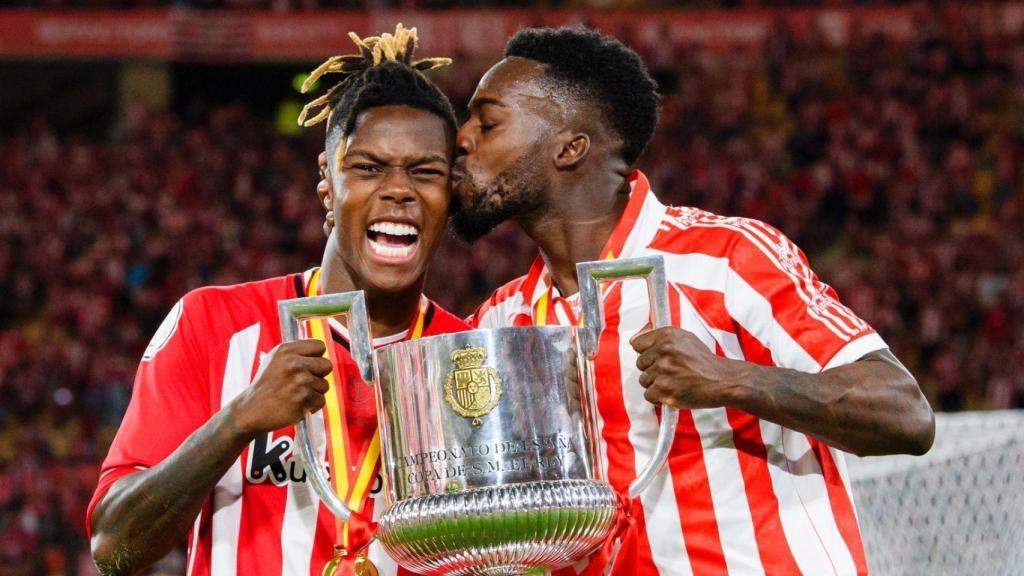 Nico e Iñaki Williams con la Copa del Rey