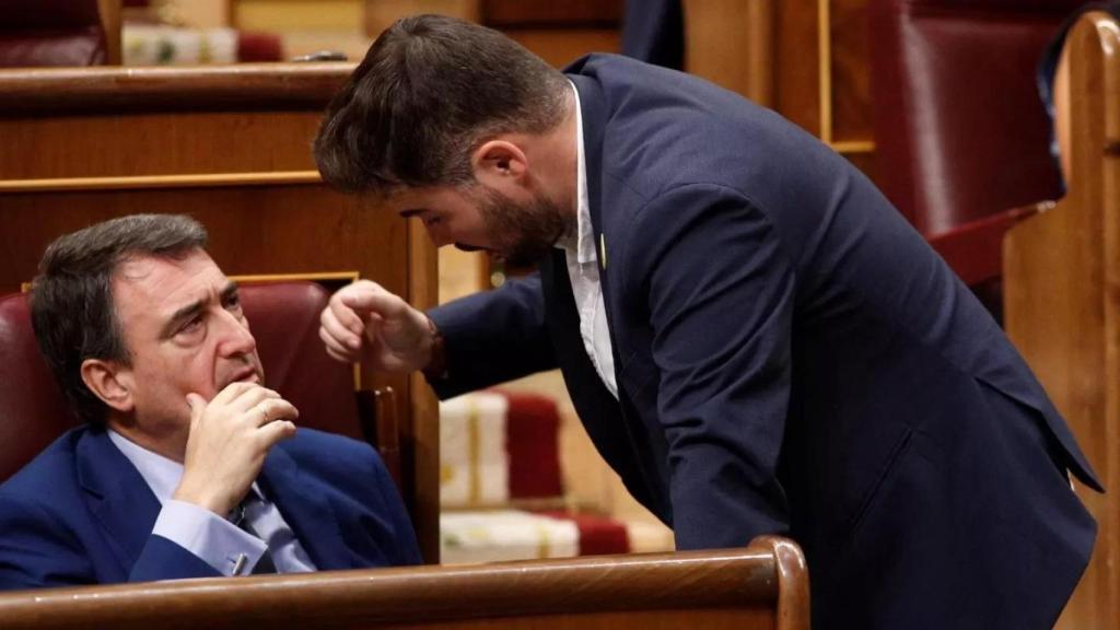 El portavoz en el Congreso del PNV, Aitor Esteban, y el de ERC, Gabriel Rufián, en el hemiciclo.
