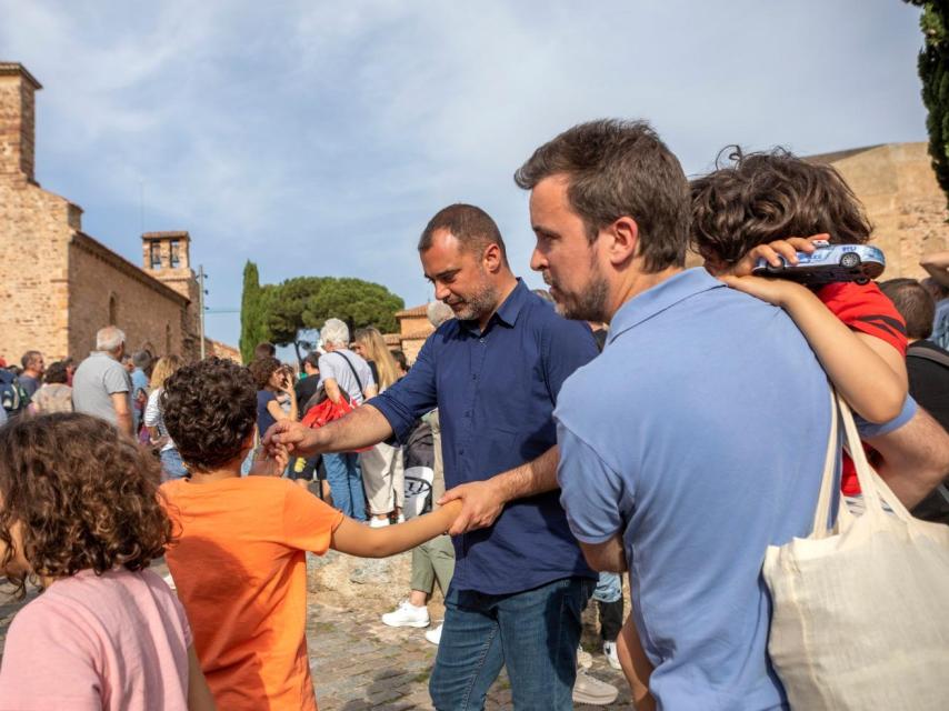 El alcalde Ballart junto a su esposo y sus tres hijos en una imagen cedida a EL ESPAÑOL.
