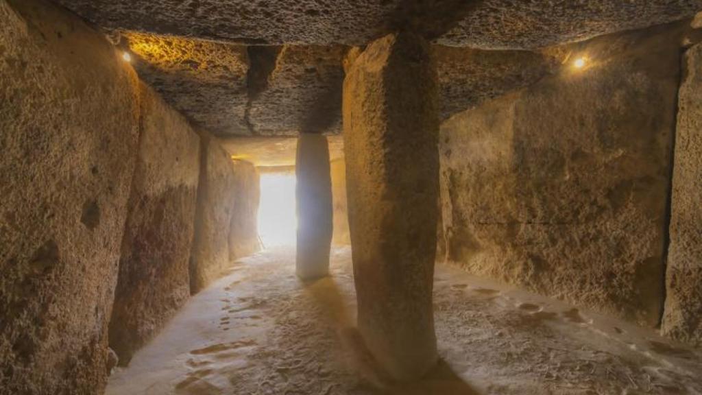 Interior del dolmen de Menga, Antequera, Málaga.