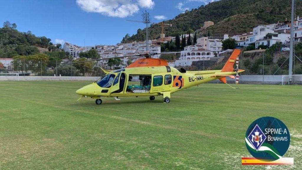 El helicóptero aterrizó en el campo de fútbol.