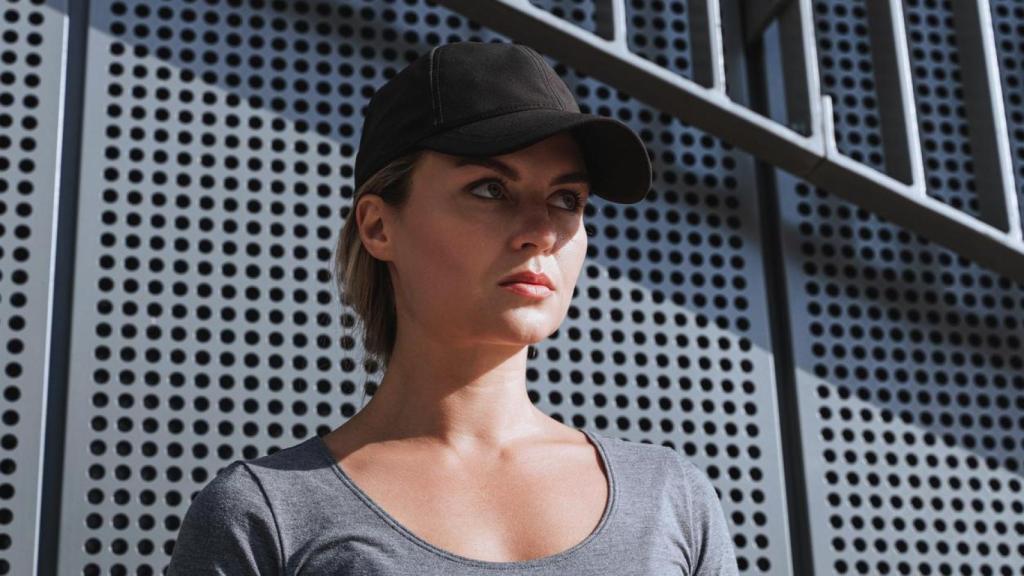 Mujer deportista con gorra.