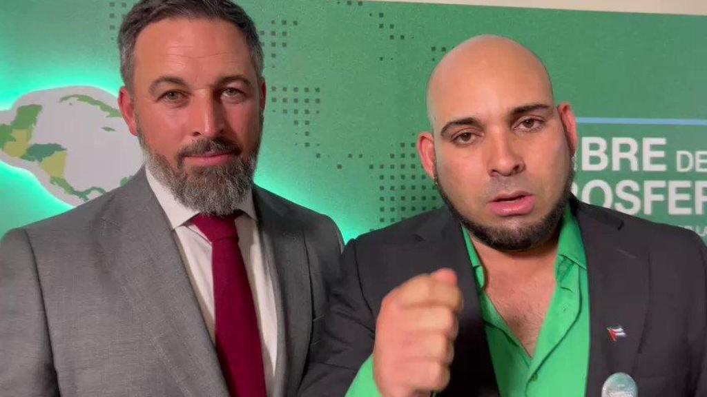 Lázaro Mireles (d) junto a Santiago Abascal (i), líder del partido político Vox.