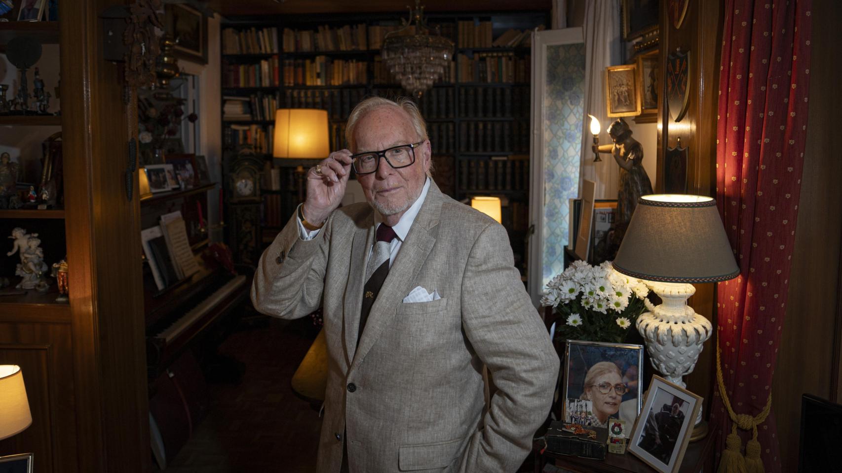 El barcelonés Mauricio Wiesenthal es autor de 'Las reinas del mar', 'El esnobismo de las golondrinas' y la biografía 'Rainer Maria Rilke: El vidente y lo oculto'; entre otros premios, ha recibido la Copa de Oro de los enólogos de Cataluña y la Medalla de Oro al Mérito en las Bellas Artes.