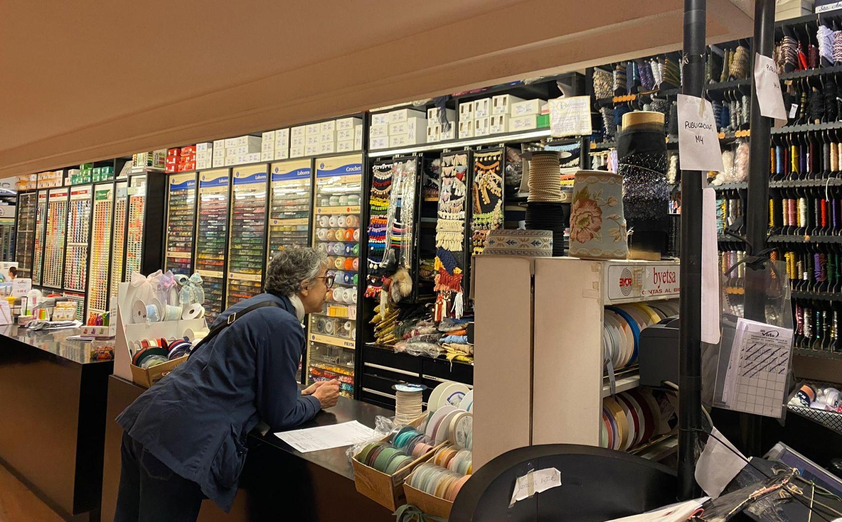 Una clienta observando los productos de Casa Virto