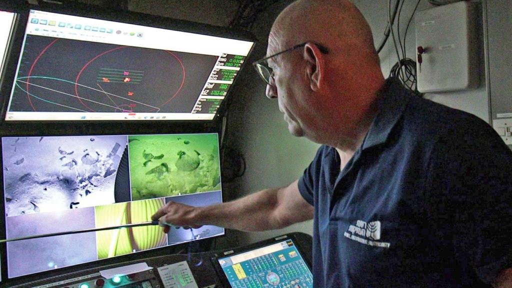 Miembros de la Autoridad de Antigüedades de Israel analizando las imágenes del pecio.