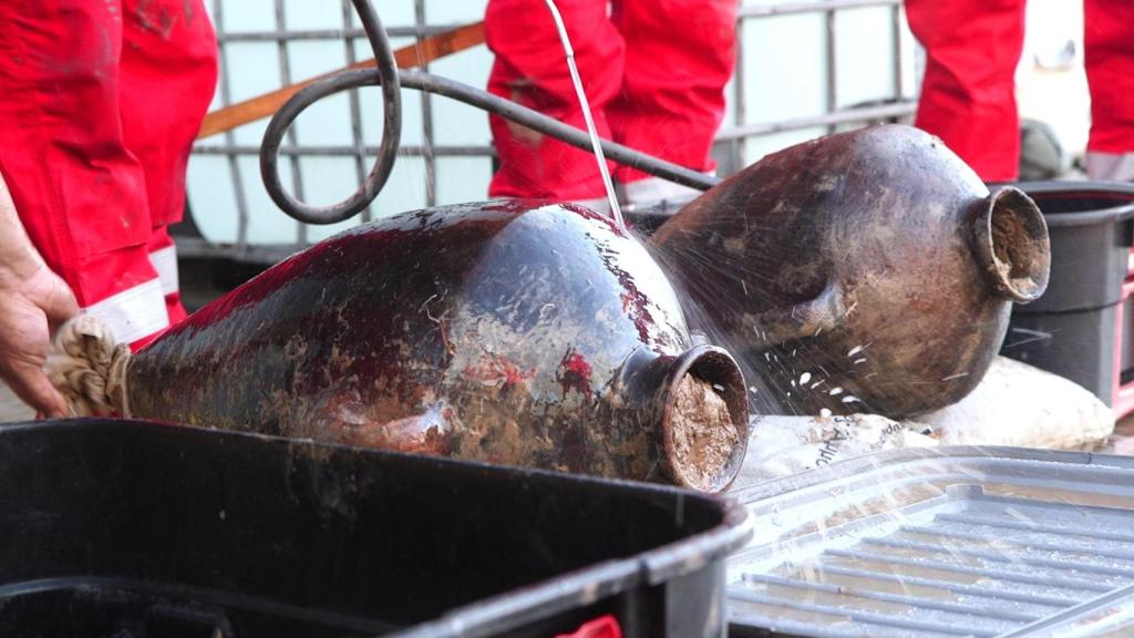 Las dos ánforas rescatadas para su estudio.