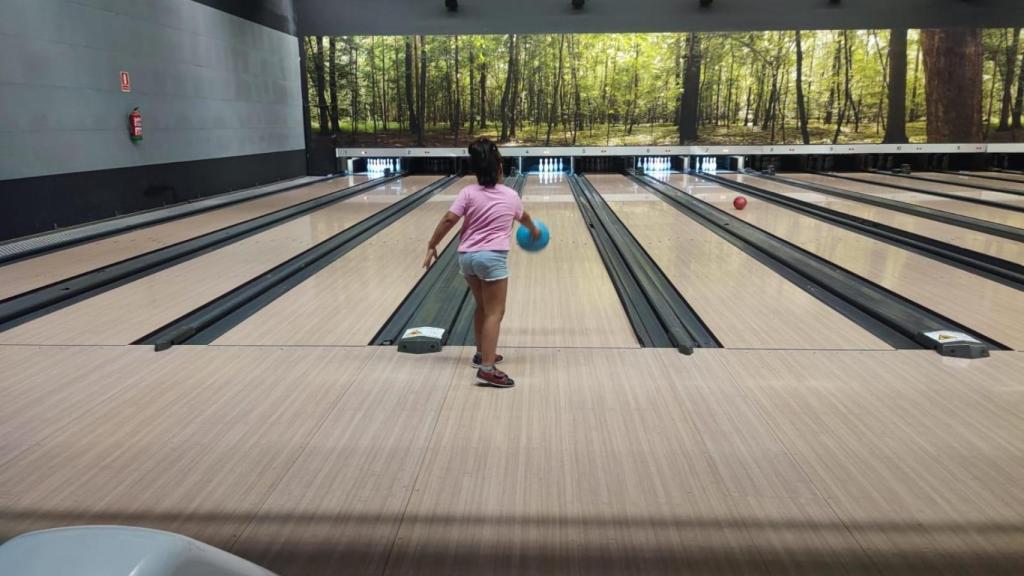 Zenabu jugando a los bolos