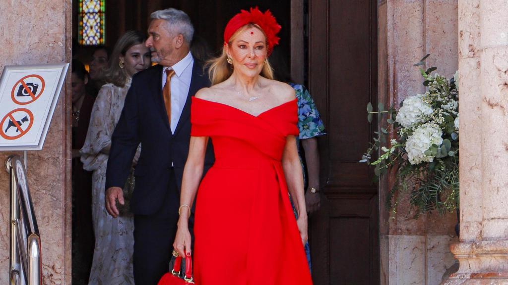 Ana García Obregón, a la salida del templo, tras la boda de su sobrino Juancho.