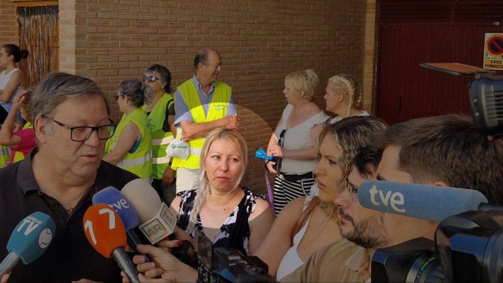 El cura Joaquín Sánchez de la PAH, este viernes, junto a Mariana Petrova.