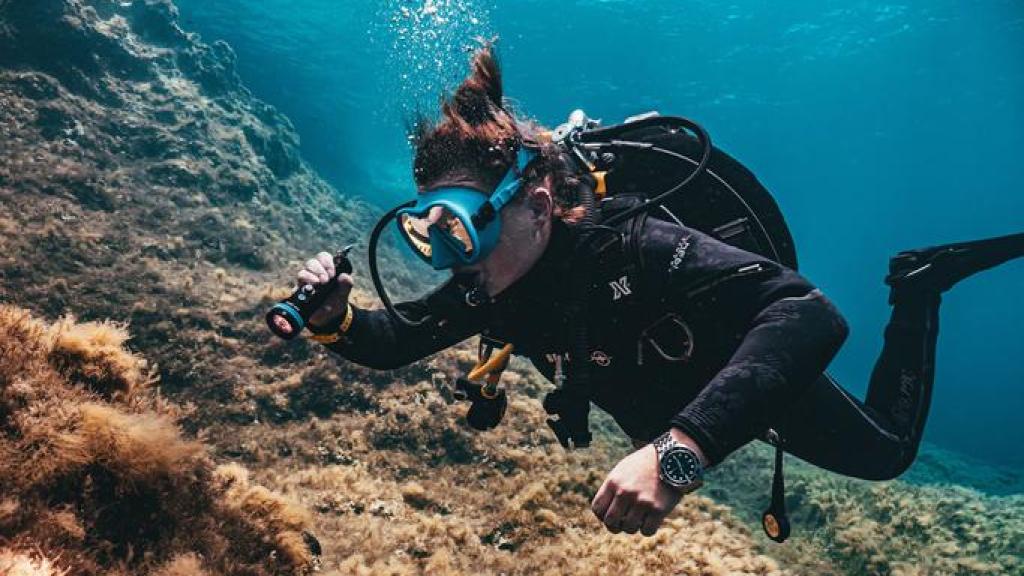 Imagen de archivo de una persona buceando.