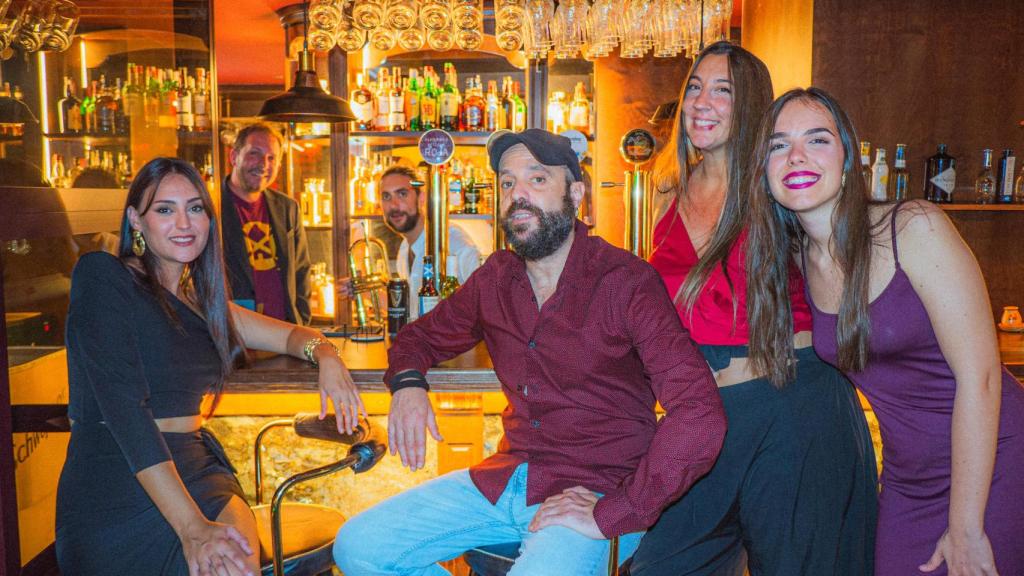 Alba LaMerced junto con Ángela González, El Manin, Dani Márquez y Chanwei.