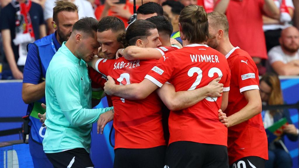 Los jugadores de Austria celebran un gol ante Polonia.