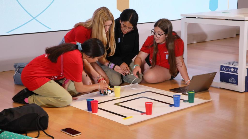 Varias jóvenes le presentan su proyecto a Sara Aagesen.