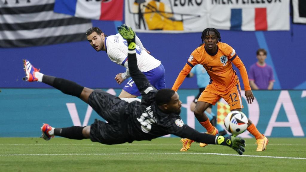 Frimpong, en el momento de su lanzamiento y de la parada de Maignan.