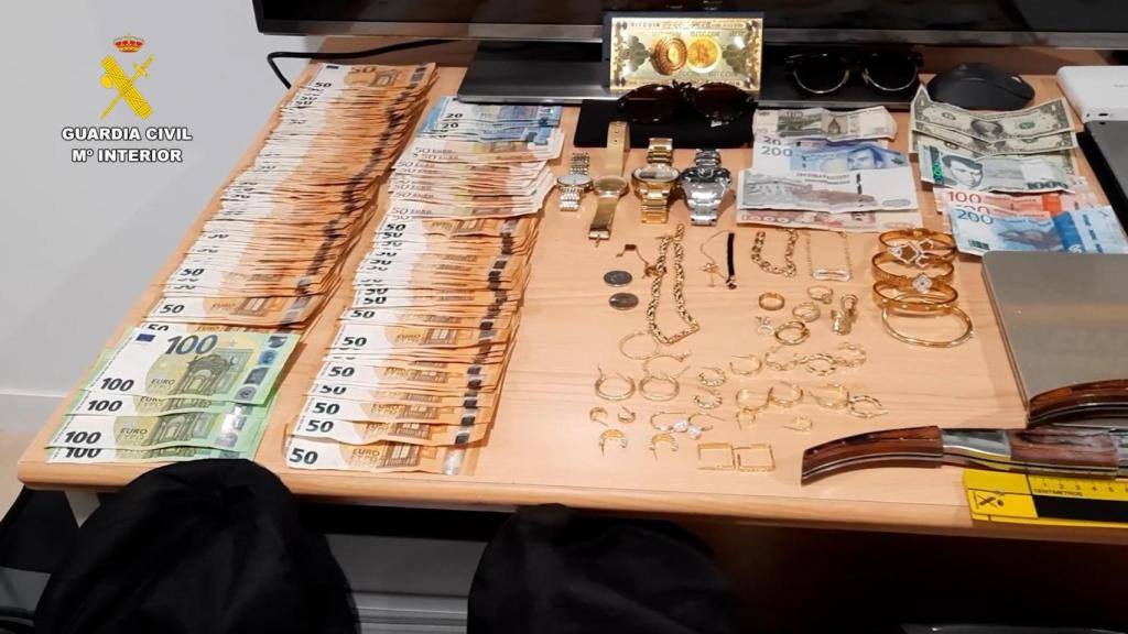 Los objetos robados intervenidos por la Guardia Civil.