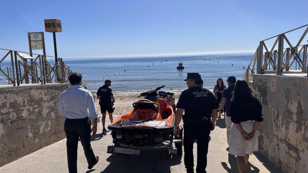 El alcalde de Elche, junto a los agentes de sguridad.
