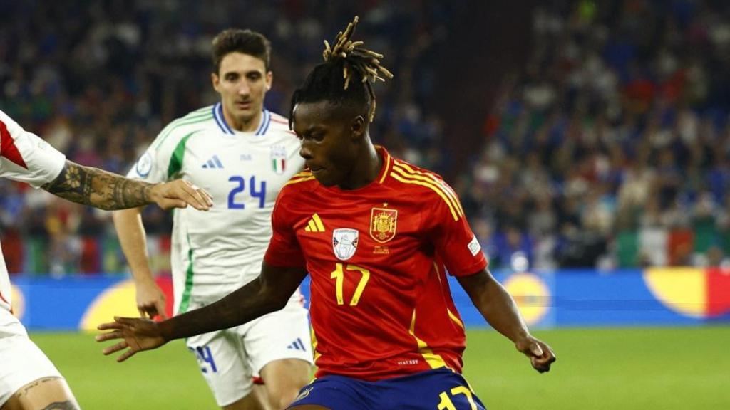 Nico Williams encara a Di Lorenzo durante el España-Italia de este jueves en la Eurocopa.