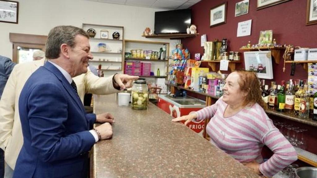 Luis Miguel González Gago en un pequeño bar de Valladolid