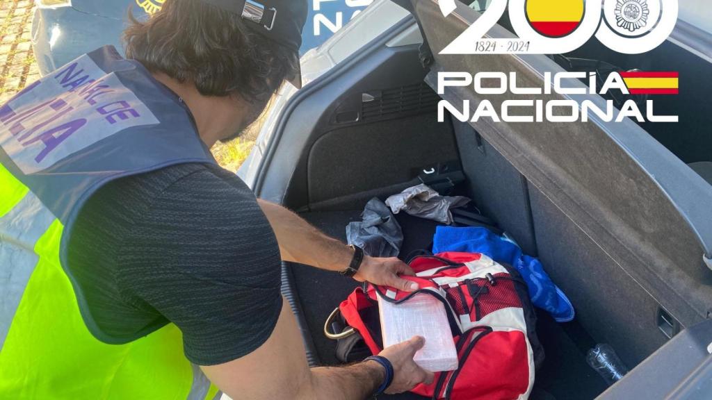 El agente con la cocaína que habían intercambiado