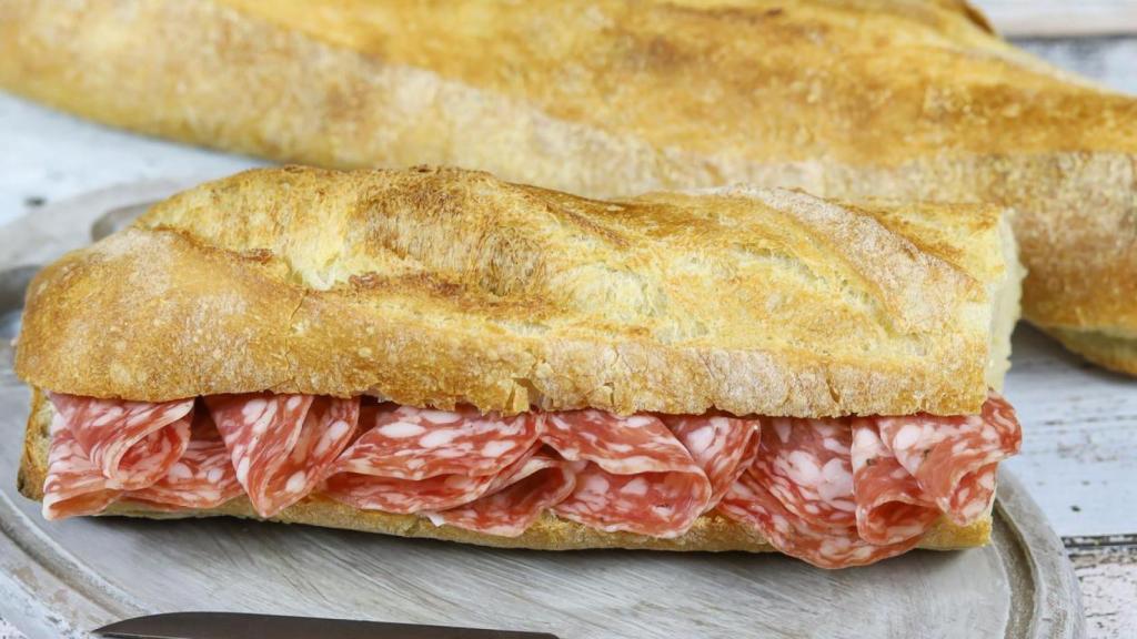 Los bocadillos de un chiringuito de Asturias que arrasan en TikTok: son enormes y cuestan 5 euros