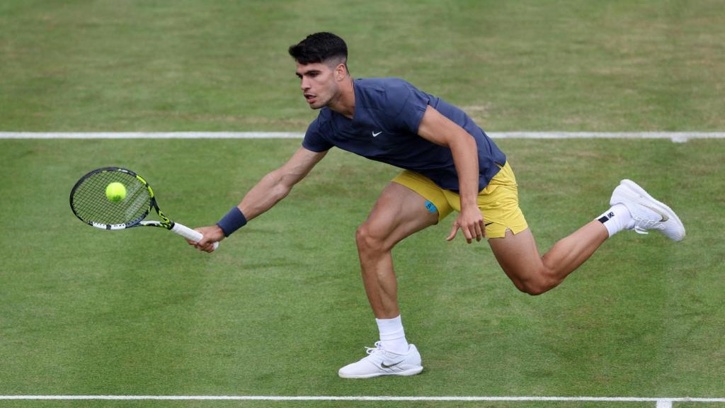 Alcaraz durante su partido con Draper en Queen's.