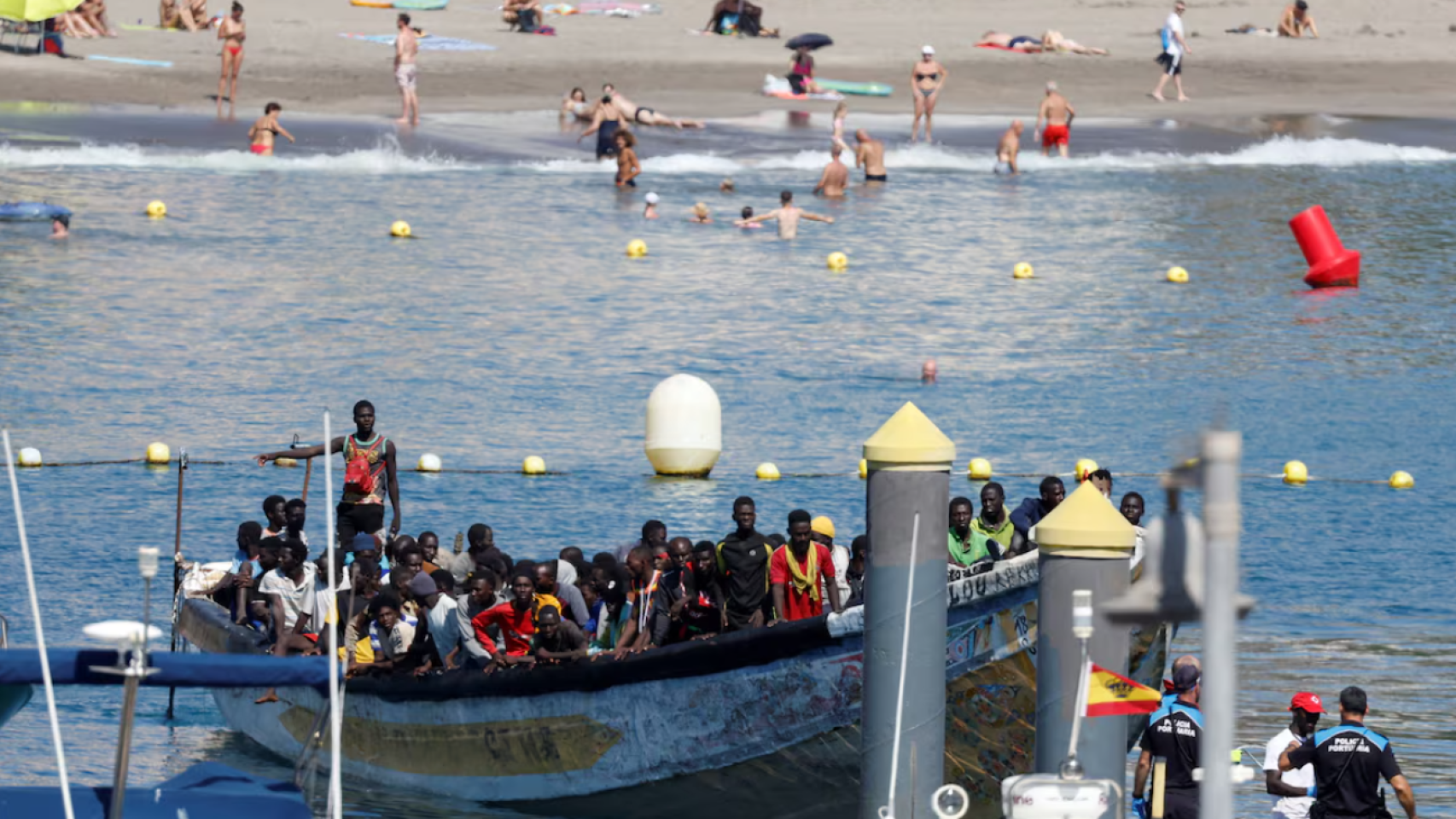 Una embarcación llega al puerto de Los Cristianos, en el sur de Tenerife, a 6 de octubre de 2023.