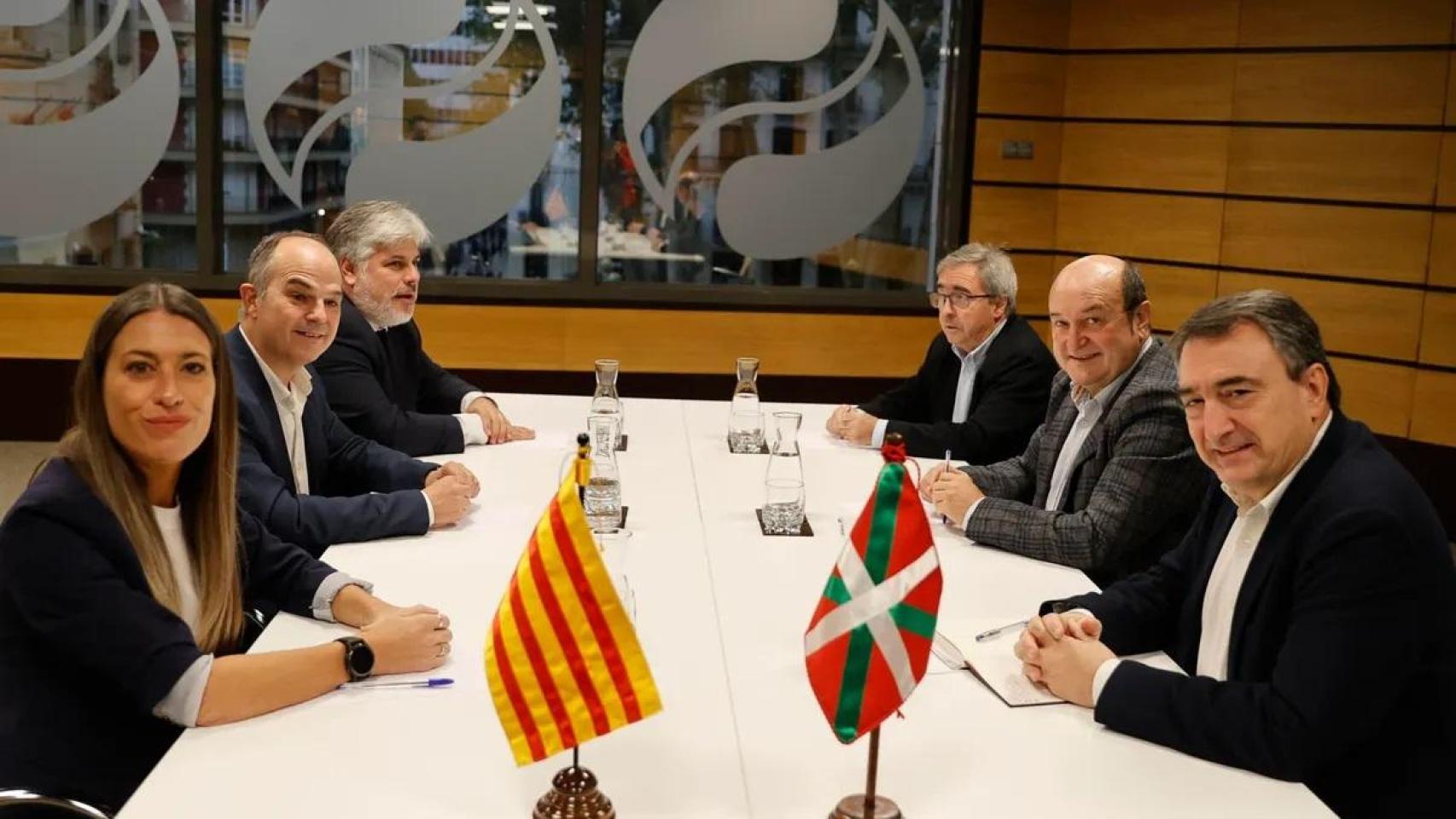 Reunión de las delegaciones del PNV y Junts, el pasado noviembre en Bilbao.