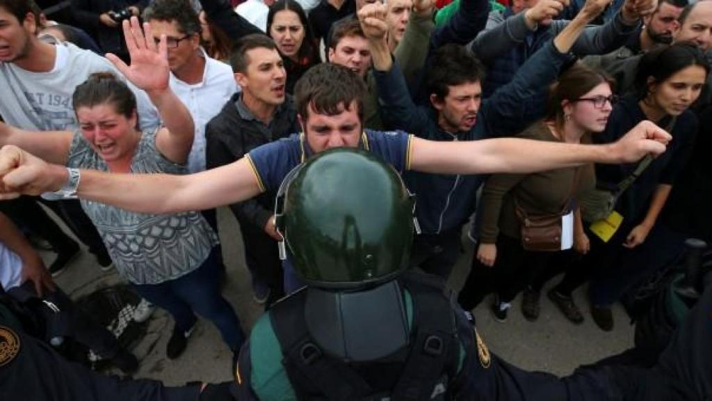 Imágen de las cargas policiales en el colegio Ramón Llull de Barcelona durante el 1-O