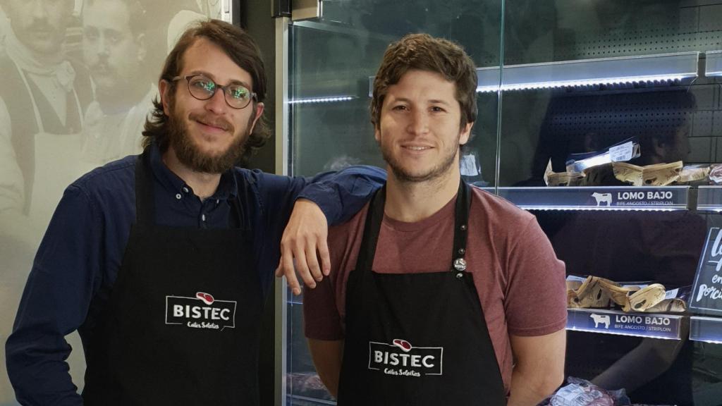 Carlos Martín Schvartzman (izda.) y Alan Schvartzman en su carnicería Bistec de Pozuelo de Alarcón.